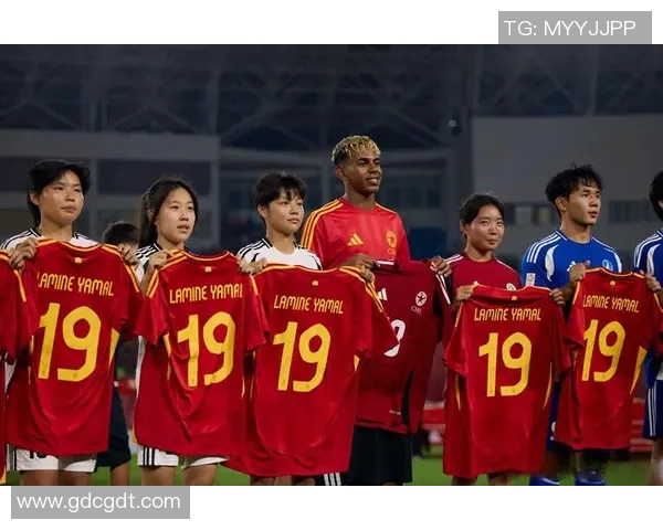 街头偶遇世界级足球球星引发热议市民纷纷合影记录惊喜瞬间 街头偶遇世界级足球球星引发热议市民纷纷合影记录惊喜瞬间