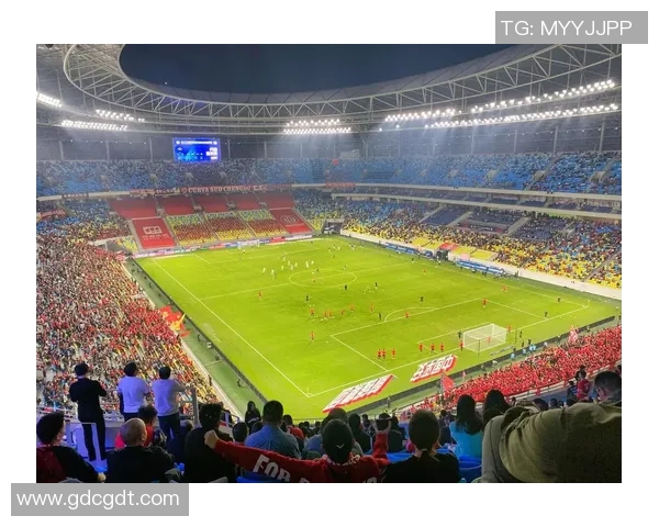 足球巨星风采尽显创意封面设计集：球场魅力与艺术的完美融合