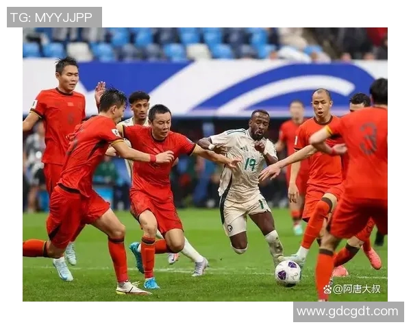 两大足球球星赛场外互动暧昧引发球迷热议与媒体持续关注 两大足球球星赛场外互动暧昧引发球迷热议与媒体持续关注