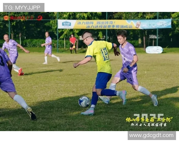 《闪耀绿茵场的足球明星们用激情与荣耀点亮世界足球之巅》 《闪耀绿茵场的足球明星们用激情与荣耀点亮世界足球之巅》