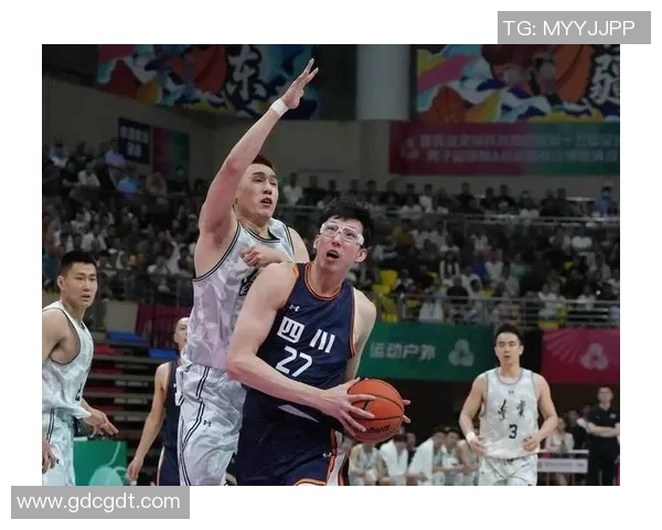 当足球巨星走进CBA看球场边热情与篮球激情的完美碰撞 当足球巨星走进CBA看球场边热情与篮球激情的完美碰撞