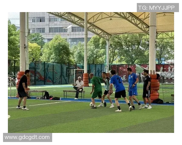 穿着球星球衣走上足球场是否显得不合时宜或有些傻气的思考与探讨